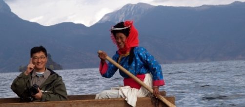 Mujer Mosuo remando en el lago Lugu