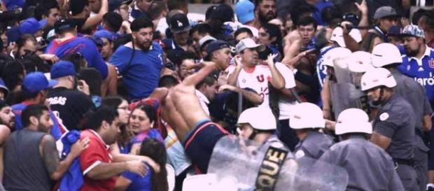 Ação da polícia acalma torcida do Universidad ontem, na Arena Ação da polícia acalma torcida do Universidad ontem, na Arena