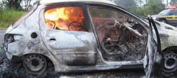 Carro do vendedor foi depredado e incendiado Carro do vendedor foi depredado e incendiado