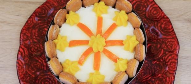 Charlotte con mousse all’arancia: ricetta semplice e veloce. Charlotte con mousse all’arancia: ricetta semplice e veloce.