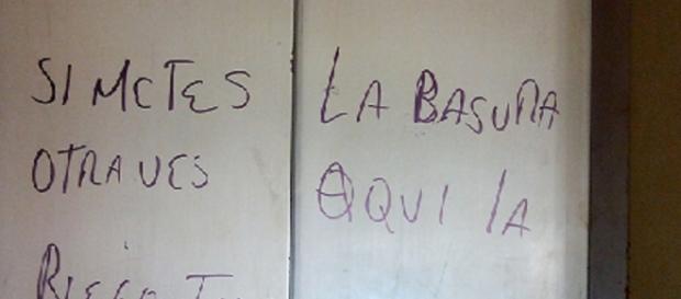 En realidad el letrero es un grito desesperado, una acción punitiva que no sabe a quién dirigirse. En realidad el letrero es un grito desesperado, una acción punitiva que no sabe a quién dirigirse.