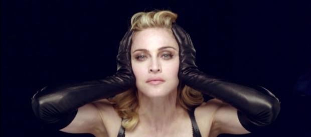 Madonna nos bastidores de Nobody Knows Me dirigido por Tom Munro Madonna nos bastidores de Nobody Knows Me dirigido por Tom Munro