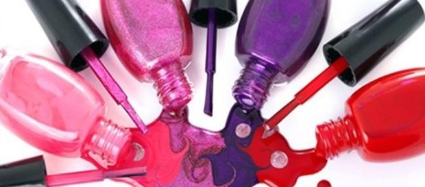 O exagero no uso de esmaltes pode ser prejudicial para a saúde das unhas O exagero no uso de esmaltes pode ser prejudicial para a saúde das unhas