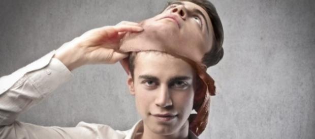 Segundo um especialista em linguagem corporal, existe um jeito para que uma mulher possa revelar se o homem está mentindo ou não Segundo um especialista em linguagem corporal, existe um jeito para que uma mulher possa revelar se o homem está mentindo ou não