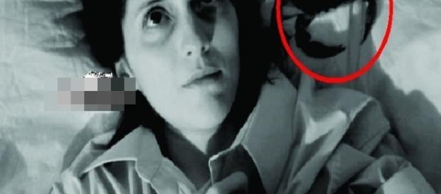 Uma mulher deitada e pensando. Uma mulher deitada e pensando.