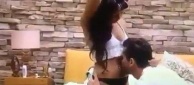 Vídeo mostra cena de Marcos beijando barriga de Emily no BBB (Foto: Instagram / Reprodução) Vídeo mostra cena de Marcos beijando barriga de Emily no BBB (Foto: Instagram / Reprodução)