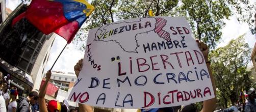 Venezolanos están activos en la calle