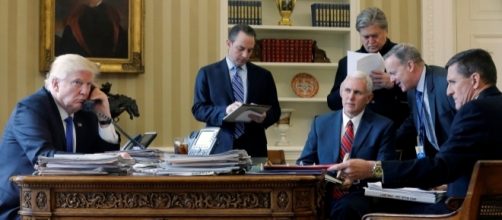 Donald Trump en el despacho Oval con sus asesores
