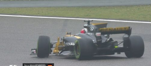 La Renault di Hulkenberg in testa coda in Cina