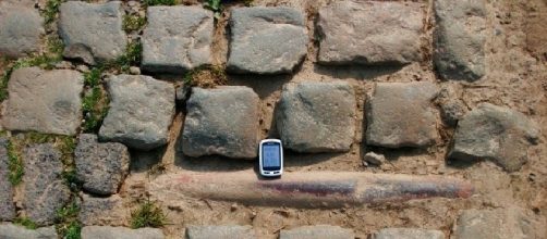 Un'immagine dei 60 km di pavé che dovranno affrontare i 200 corridori domenica 8 aprile sugli oltre 257 di gara
