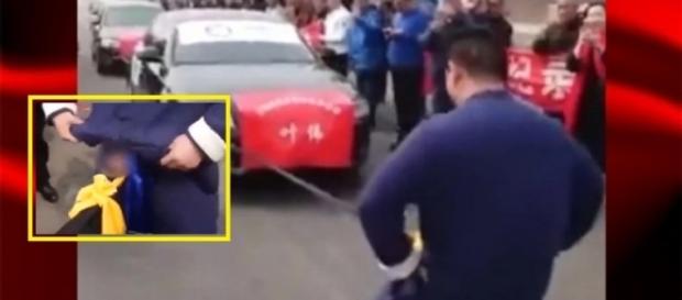 Chinês, mestre em Kung Fu, bate recorde mundial ao puxar 7 veículos Audi com os testículos. Veja o vídeo. Chinês, mestre em Kung Fu, bate recorde mundial ao puxar 7 veículos Audi com os testículos. Veja o vídeo.