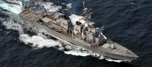 Donald Trump a comandat un atac aerian împotriva bazei aeriene siriene de unde a fost lansat atacul chimic din Idlib - Foto: USS Ross - wikimedia Donald Trump a comandat un atac aerian împotriva bazei aeriene siriene de unde a fost lansat atacul chimic din Idlib - Foto: USS Ross - wikimedia