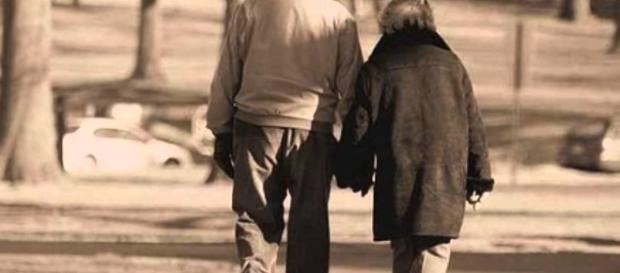 Dopo una vita trascorsa insieme una signora di 79 anni ha ucciso il marito malato e si è suicidata per non lasciarsi più. Foto: youtube. Dopo una vita trascorsa insieme una signora di 79 anni ha ucciso il marito malato e si è suicidata per non lasciarsi più. Foto: youtube.