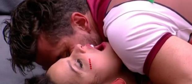 Emilly gera suspeita de gravidez após Marcos acariciar sua barriga. Emilly gera suspeita de gravidez após Marcos acariciar sua barriga.