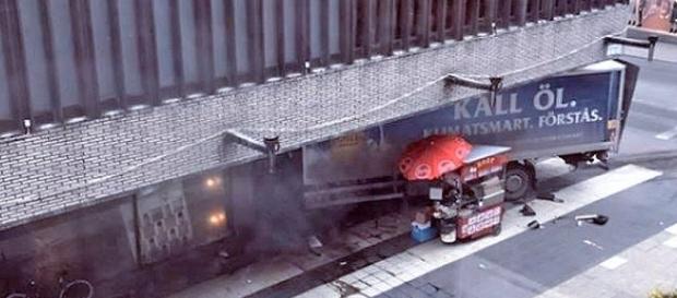 Le voleur du camion suédois a embarqué deux complices avant de le jeter sur la foule d'une rue piétonne de Stockholm Le voleur du camion suédois a embarqué deux complices avant de le jeter sur la foule d'une rue piétonne de Stockholm