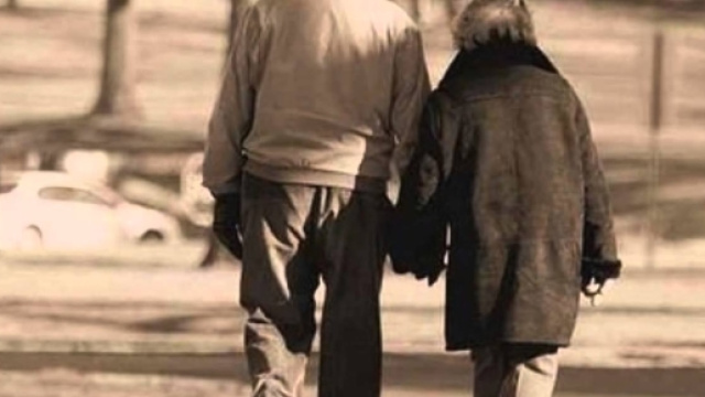 Dopo una vita trascorsa insieme una signora di 79 anni ha ucciso il marito malato e si &egrave; suicidata per non lasciarsi pi&ugrave;. Foto: youtube.