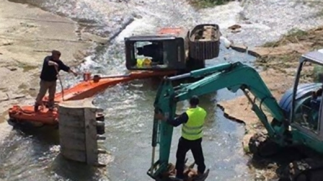 Escavatore si ribalta sul fiume Oreto a Palermo.