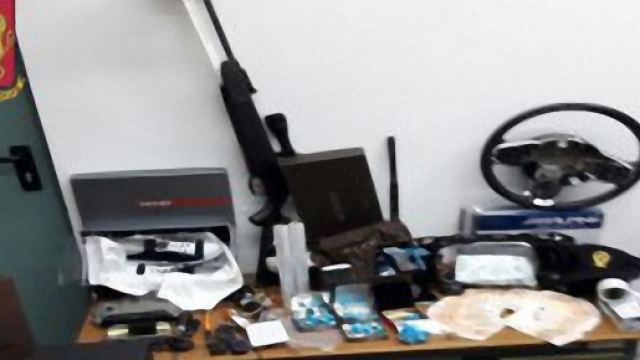 La merce sequestrata dagli agenti della Squadra Volanti