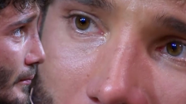 Stefano De Martino scoppia in lacrime a Selfie