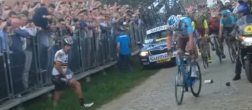 Oliver Naesen riparte dopo la caduta al Giro delle Fiandre