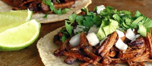 Tacos al pastor con cebolla y cilantro