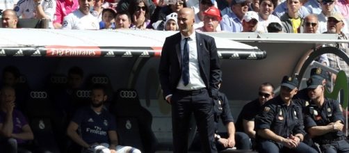 Zinedine Zidane, entrenador del Real Madrid en el banquillo durante el Derbi madrileño