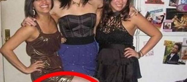 Cão cheirando a perna de dona na hora da foto Cão cheirando a perna de dona na hora da foto