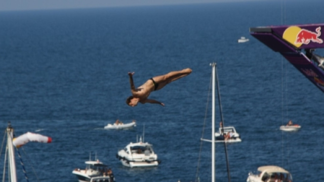 De Rose esegue il suo tuffo a Polignano a Mare nell'edizione 2016.