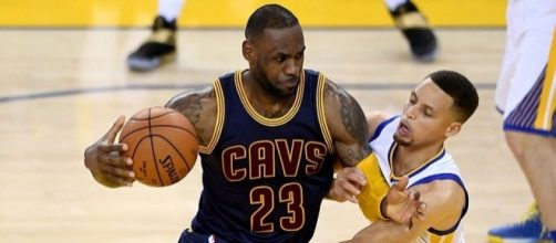 The Cavs and Warriors are currently the top teams for the East and West. [Image via Blasting News image library/inquisitr.com]