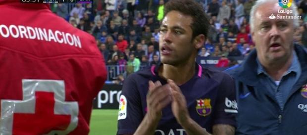 Neymar sale aplaudéndo al cuarto arbitro. Neymar sale aplaudéndo al cuarto arbitro.