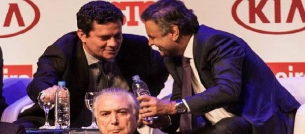 Sérgio Moro e Aécio Neves em momento de confraternização Sérgio Moro e Aécio Neves em momento de confraternização