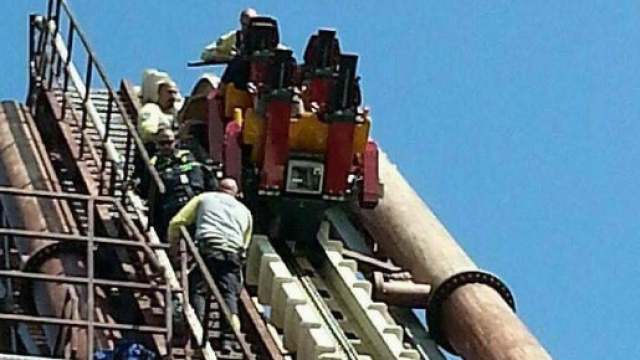 Difficili momenti per una famiglia rimasta bloccata a quasi 30 metri d'altezza a Gardaland per un black out. Foto: Ansa.