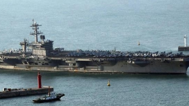 Le navi da guerra della marina americana in viaggio verso la Corea