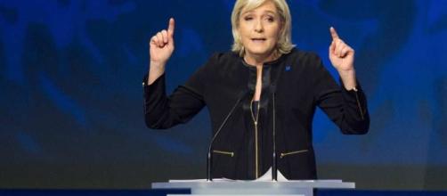 Opération séduction de Marine Le Pen dans la France périphérique