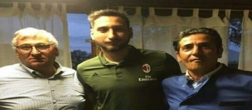 Gigio Donnnarumma in compagnia del padre e dello chef Pino Caligiuri