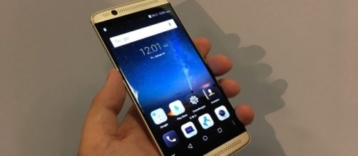 ZTE Axon 7, 64GB, Dual, Gold | Qatar Living - qatarliving.com