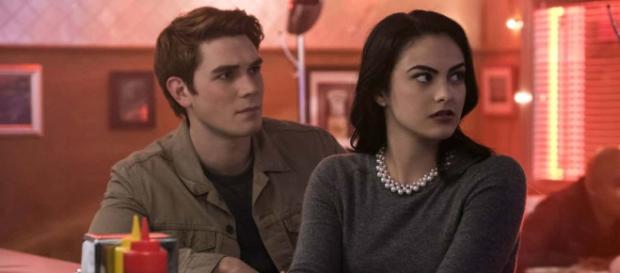 Archie ( K.J Apa ) et Veronica ( Camila Mendes ) Archie ( K.J Apa ) et Veronica ( Camila Mendes )