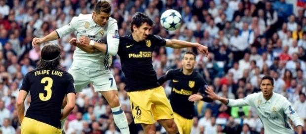 Cristiano Ronaldo (7) cabecea ante la marca de Savic (15) para abrir el marcador. (vía twitter - FIFA.com en Español). Cristiano Ronaldo (7) cabecea ante la marca de Savic (15) para abrir el marcador. (vía twitter - FIFA.com en Español).