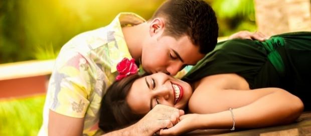 Elogios e mimos revitalizam o amor Elogios e mimos revitalizam o amor