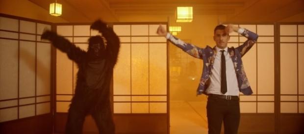 Francesco Gabbani, dans le clip de "Occidentali's Karma" Francesco Gabbani, dans le clip de "Occidentali's Karma"