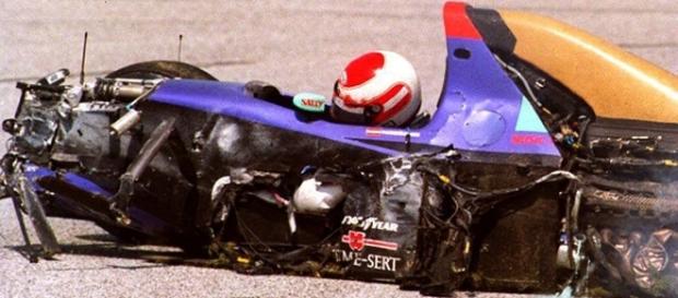 Imagem do carro destruído de Ratzenberger chocou a todos Imagem do carro destruído de Ratzenberger chocou a todos