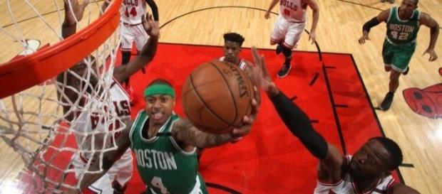 Isaiah Thomas a punto de encestar en un juego contra Chicago en estos playoffs. (vía twitter - Celtics News). Isaiah Thomas a punto de encestar en un juego contra Chicago en estos playoffs. (vía twitter - Celtics News).