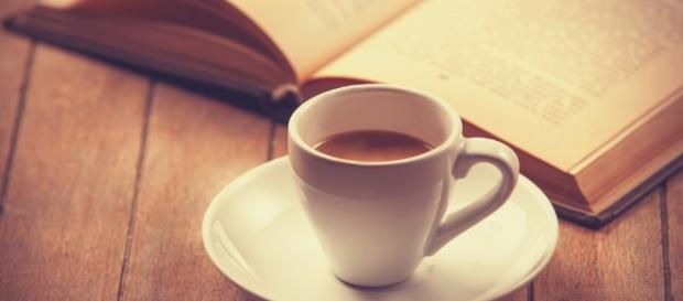 Libro y café, una de las parejas ideales para cualquier momento Libro y café, una de las parejas ideales para cualquier momento