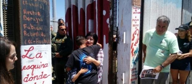 Menor de edad abrazando a su hermana y madre quienes viven del otro lado de la frontera Menor de edad abrazando a su hermana y madre quienes viven del otro lado de la frontera