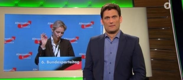 Moderator Christian Ehring vom NDR zieht in "extra3" über AfD-Frau Alice Weidel her / Foto: NDR Moderator Christian Ehring vom NDR zieht in "extra3" über AfD-Frau Alice Weidel her / Foto: NDR
