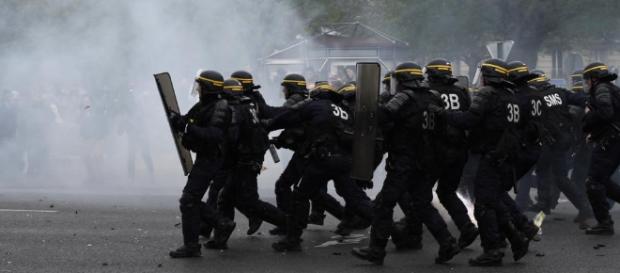 PoseTonCRS : quand des internautes détournent la photo de l ... - francetvinfo.fr PoseTonCRS : quand des internautes détournent la photo de l ... - francetvinfo.fr