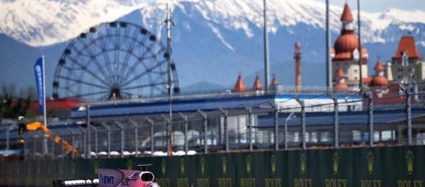 Una postal impresionante del tapatío en el Gran Premio de Rusia. (Foto tomada del Instagram de @schecoperez) Una postal impresionante del tapatío en el Gran Premio de Rusia. (Foto tomada del Instagram de @schecoperez)