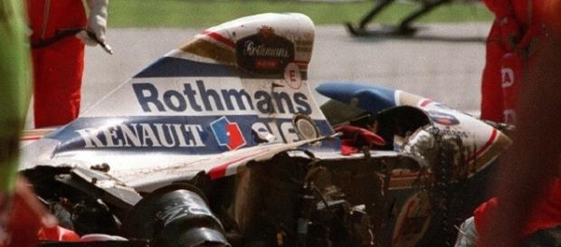 Williams de Ayrton Senna destruída após batida Williams de Ayrton Senna destruída após batida