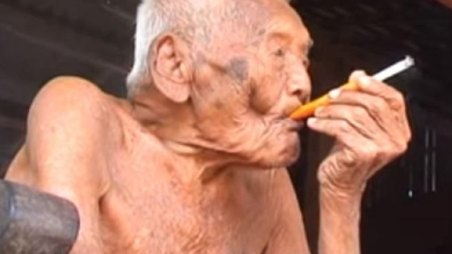 Accanito fumatore: lo era l'uomo pi&ugrave; vecchio del mondo, l'indonesiano Sodimedjo, morto oggi a 146 anni. Foto: bt.dk.