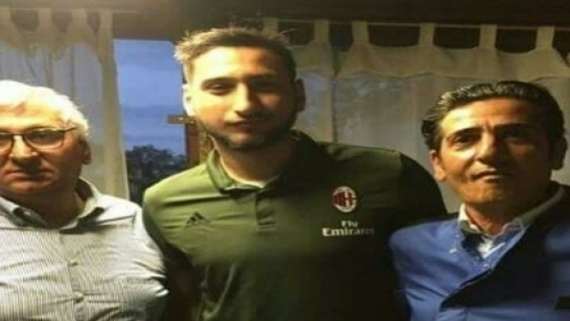 Gigio Donnnarumma in compagnia del padre e dello chef Pino Caligiuri